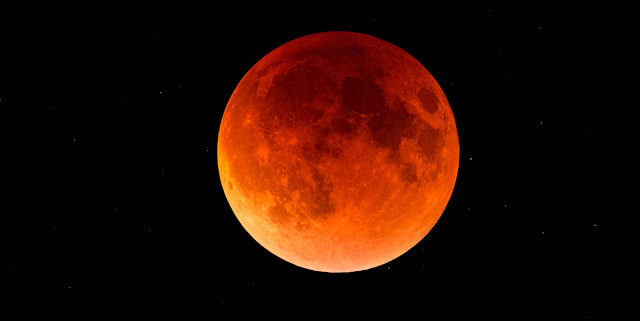 ECLISSI LUNARE SUL PONTILE DI MARINA DI PIETRASANTA