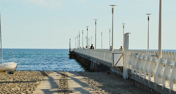 pontile passeggiare in mezzo al mare versilia