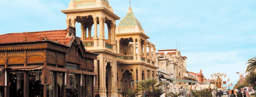 Passeggiata nel liberty a Viareggio